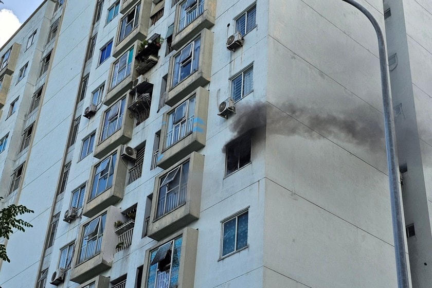 Lửa, khói phát ra từ căn hộ 504 của tòa chung cư. Ảnh người dân cung cấp.