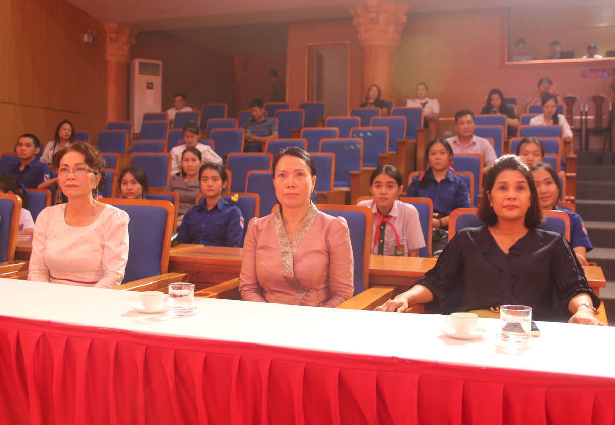 Đoàn đại biểu giáo viên và học sinh tiêu biểu Trường song ngữ Lào - Việt Nam Nguyễn Du xem biểu diễn nghệ thuật hát xoan tại Khu di tích lịch sử quốc gia đặc biệt Đền Hùng.