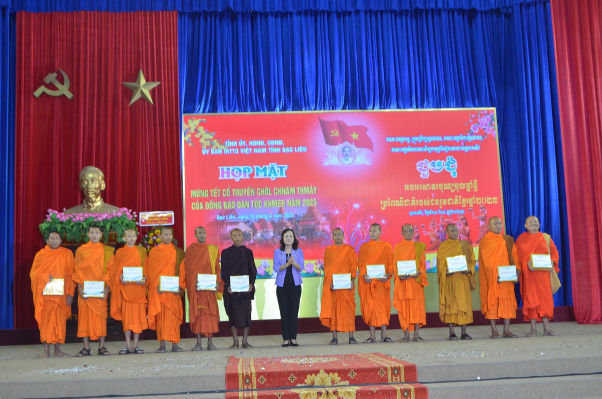 Phó Bí thư thường trực Tỉnh ủy Bạc Liêu Lê Thị Ái Nam trao tặng quà đến các vị chức sắc đã đóng góp vào công cuộc xây dựng và phát triển kinh tế - xã hội của tỉnh nhà dự buổi họp mặt mừng tết cổ truyền Chôl Chnăm Thmây 2023.