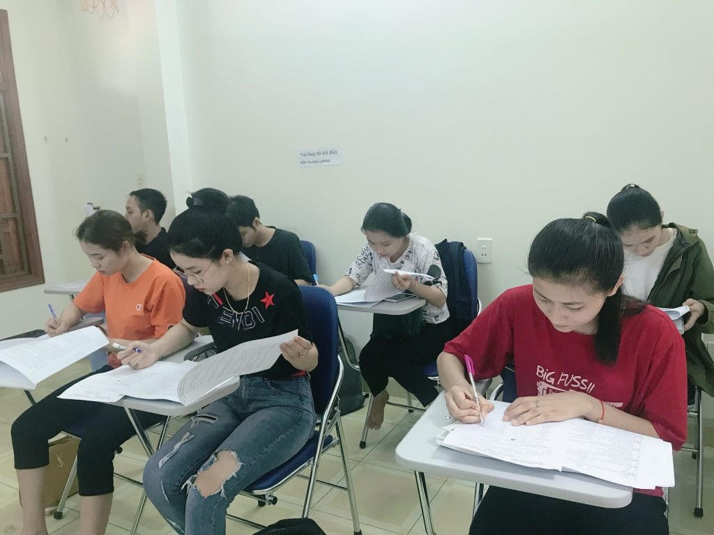 Học viên một khóa học chứng chỉ nghiệp vụ hướng dẫn viên du lịch ở Đà Nẵng.