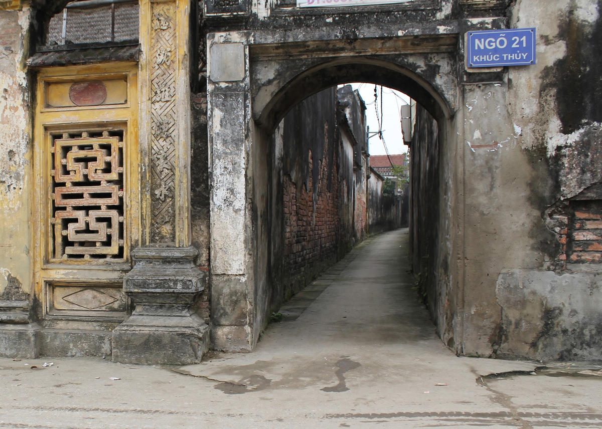 Cổng ngõ ở làng Cự Đà (Thanh Oai, Hà Nội).  