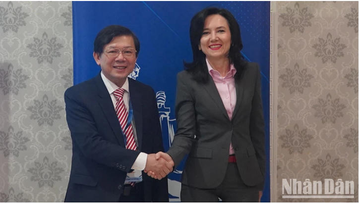 Phó Chủ tịch Ủy ban Trung ương Mặt trận Tổ quốc Việt Nam Nguyễn Hữu Dũng và Viện trưởng Viện Xã hội Liên bang Nga Lidiya Mikheeva. (Ảnh: Xuân Hưng).