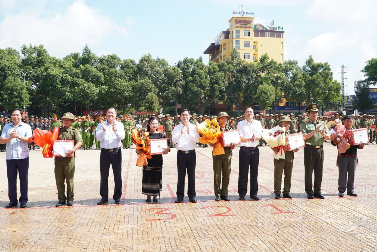 thuong-truc-tinh-uy-hdnd-ubnd-uy-ban-mttq-viet-nam-tinh-dak-lak-da-tang-qua-cho-luc-luong-tham-gia-bao-ve-antt-o-co-so.jpg