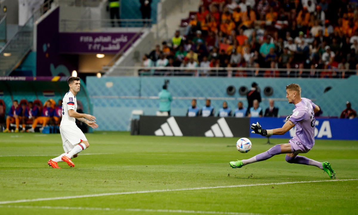 Pulisic đã có cơ hội dứt điểm mở tỉ số nhưng không chiến thắng được thủ thành Noppert.