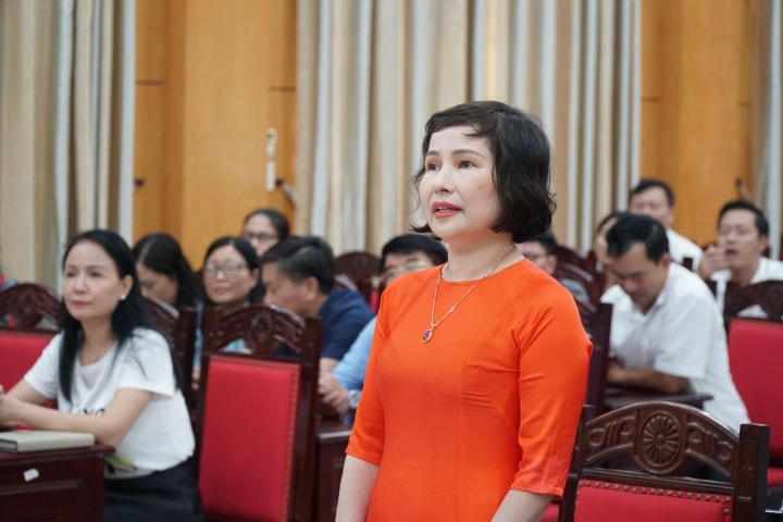 Cô Nguyễn Thị Thiều Hoa, giáo viên Trường THCS Đặng Thai Mai (TP Vinh, tỉnh Nghệ An) chia sẻ tới Bộ trưởng Bộ GDĐT Nguyễn Kim Sơn.