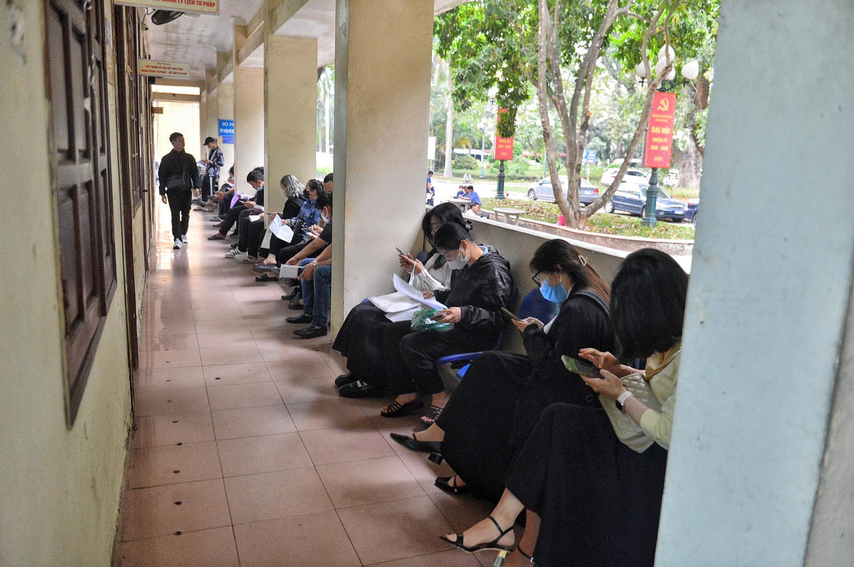 Hàng dài người ngồi ngoài hành lang chờ đến lượt.