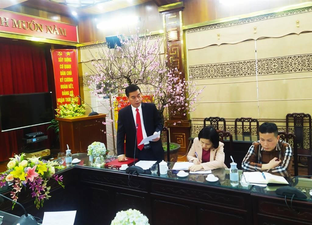 Ông Trịnh Văn Hoàng, Phó Giám đốc Sở Kế hoạch và đầu tư tỉnh vừa nhận quyết định về công tác tại huyện Xuân Trường.