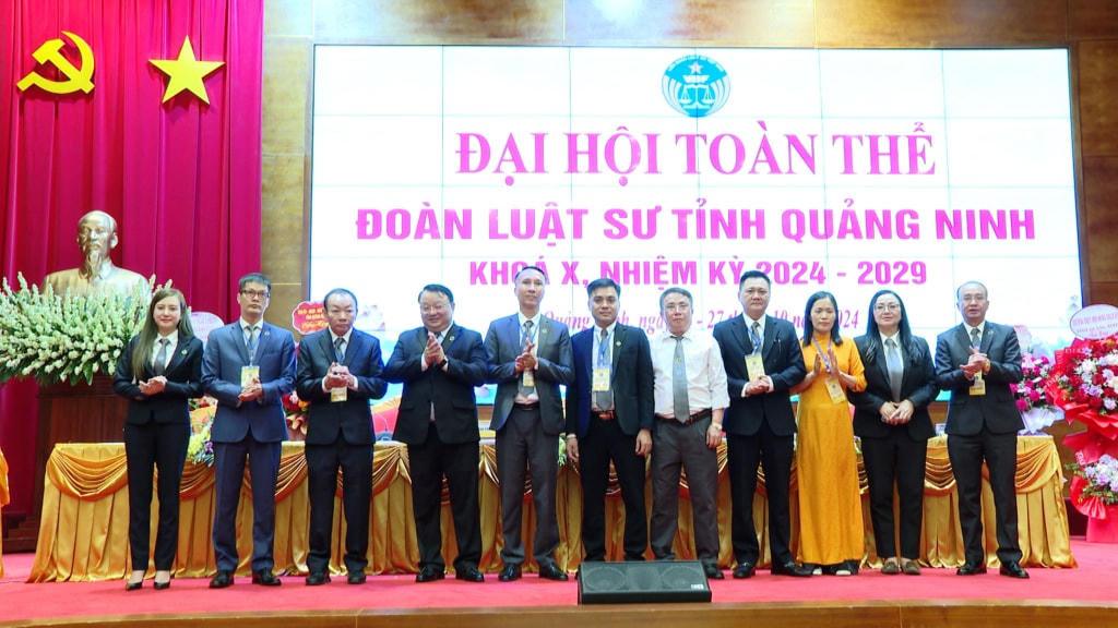 Ban Chủ nhiệm, Chủ nhiệm Hội đồng khen thưởng kỷ luật, Đoàn Luật sư tỉnh Quảng Ninh khóa X, nhiệm kỳ 2024- 2029 ra mắt tại Đại hội. Ảnh: Mai Hương