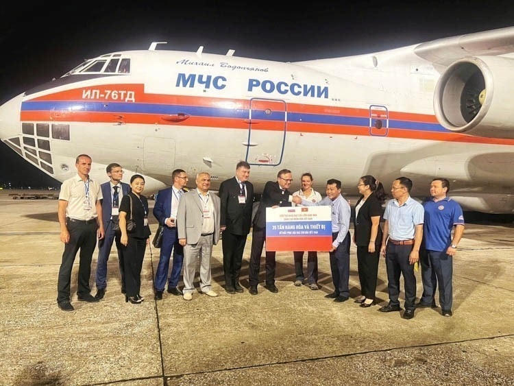 Chuyến bay đặc biệt của Bộ Tình trạng khẩn cấp Liên bang Nga mang theo 35 tấn hàng viện trợ nhân đạo, hỗ trợ nhân dân Việt Nam khắc phục hậu quả của cơn bão số 3 (Yagi) tới sân bay quốc tế Nội Bài (Hà Nội), tối 20/9/2024. (Ảnh: TTXVN phát)