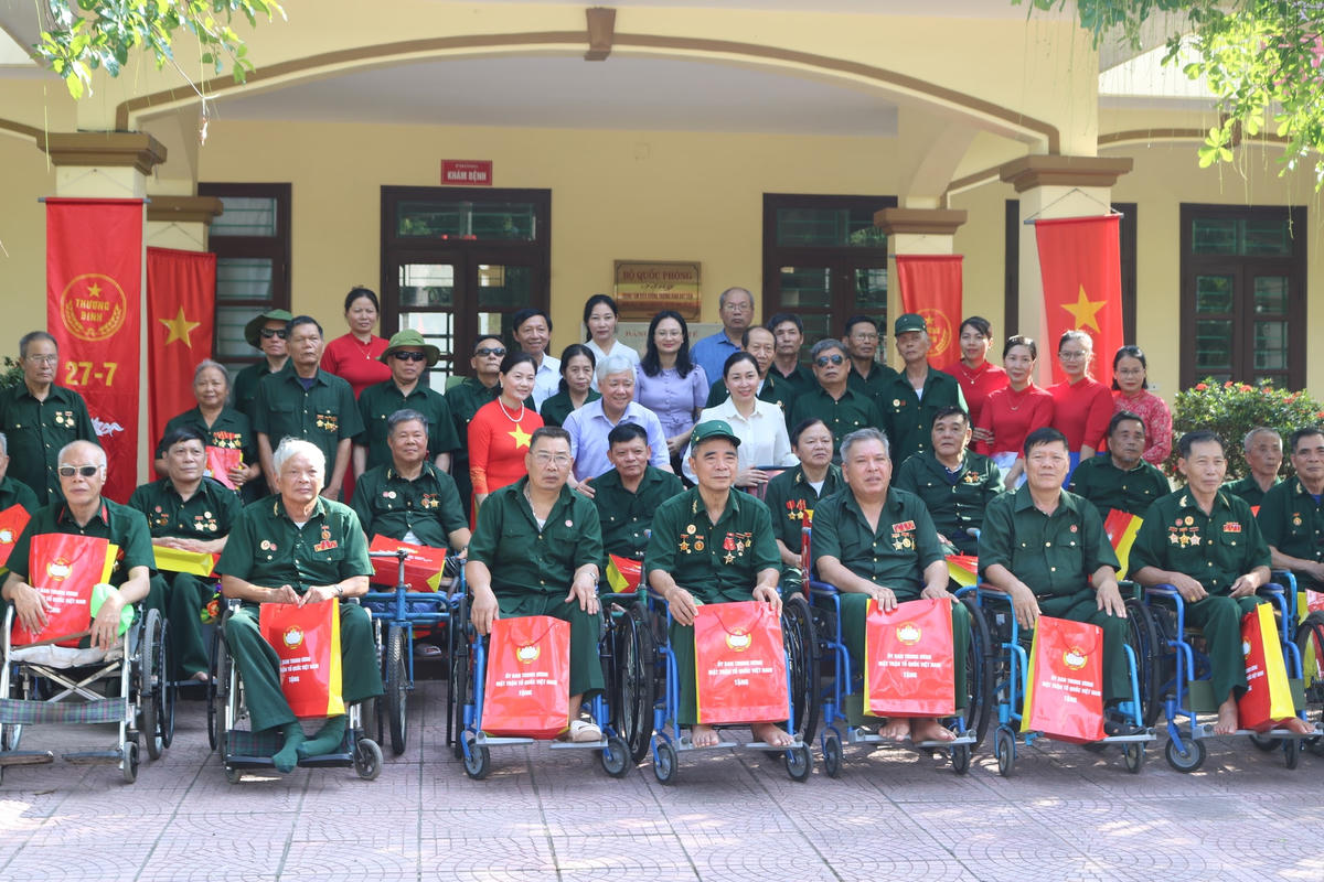 Bí thư Trung ương Đảng, Chủ tịch UBTƯ MTTQ Việt Nam Đỗ Văn Chiến tặng quà và chụp ảnh lưu niệm cùng các thương binh nặng đang điều dưỡng tại Trung tâm điều dưỡng thương binh Duy Tiên (Hà Nam) nhân kỷ niệm 75 năm Ngày Thương binh-Liệt sĩ.  