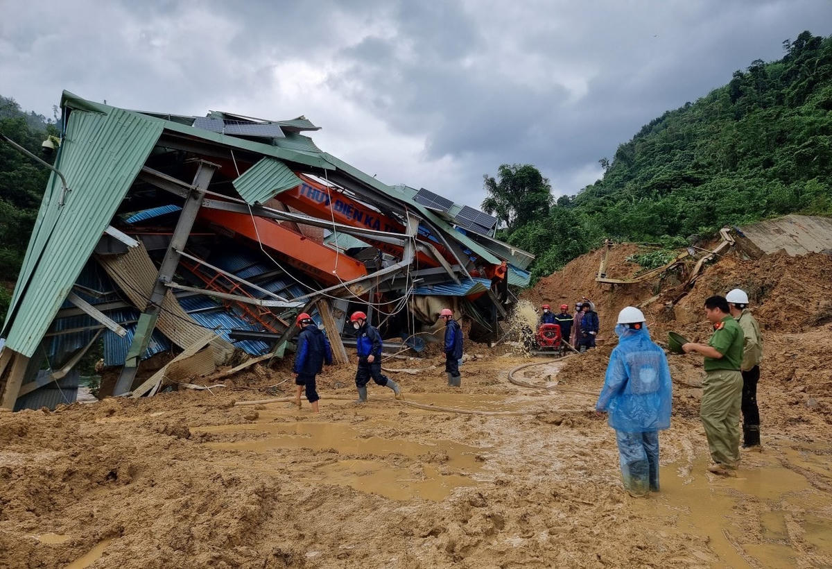 Sạt lở đất đá làm nhà máy thủy điện Kà Tinh hư hỏng nặng.