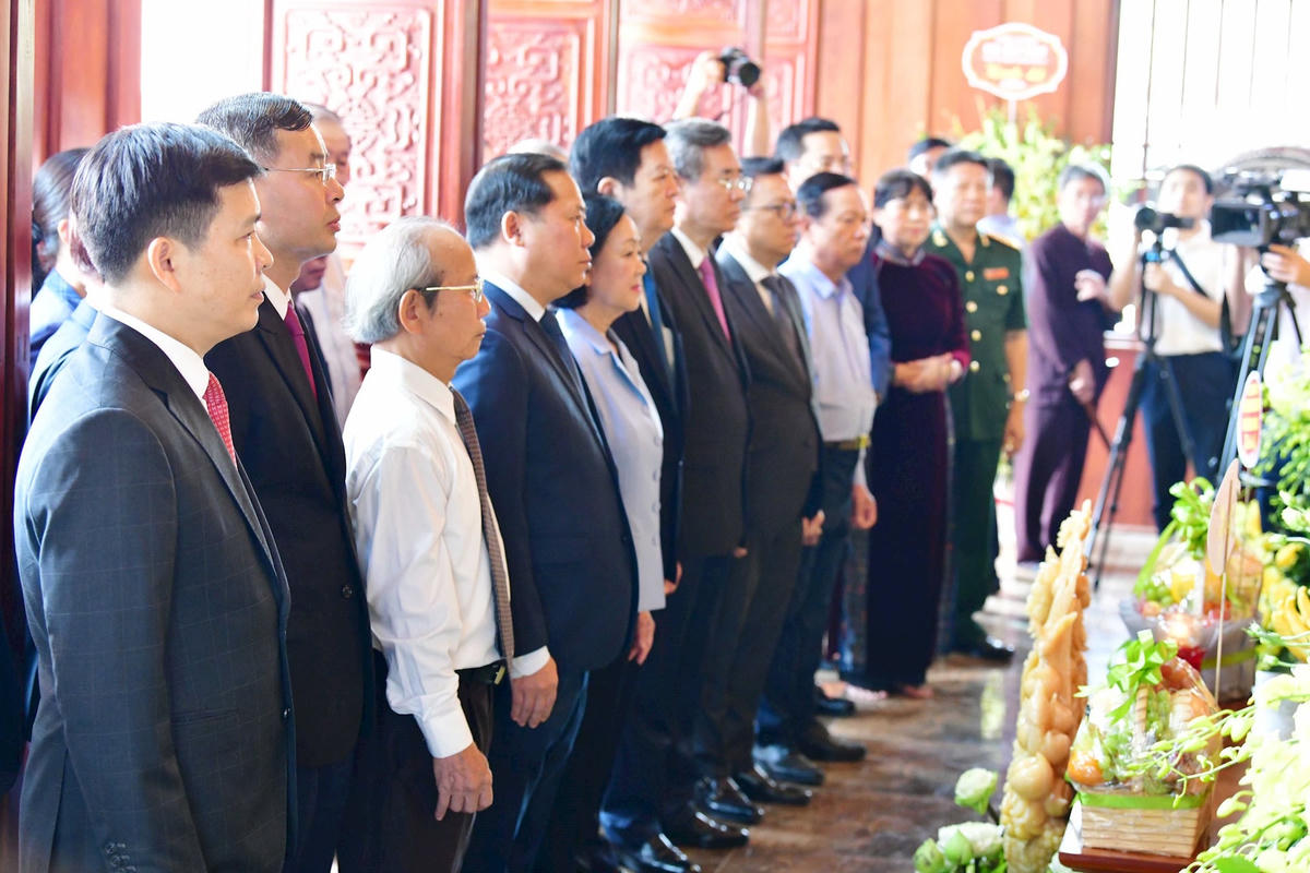Các đại biểu dâng hoa tưởng niệm tại Nhà tưởng niệm Bác Hồ...