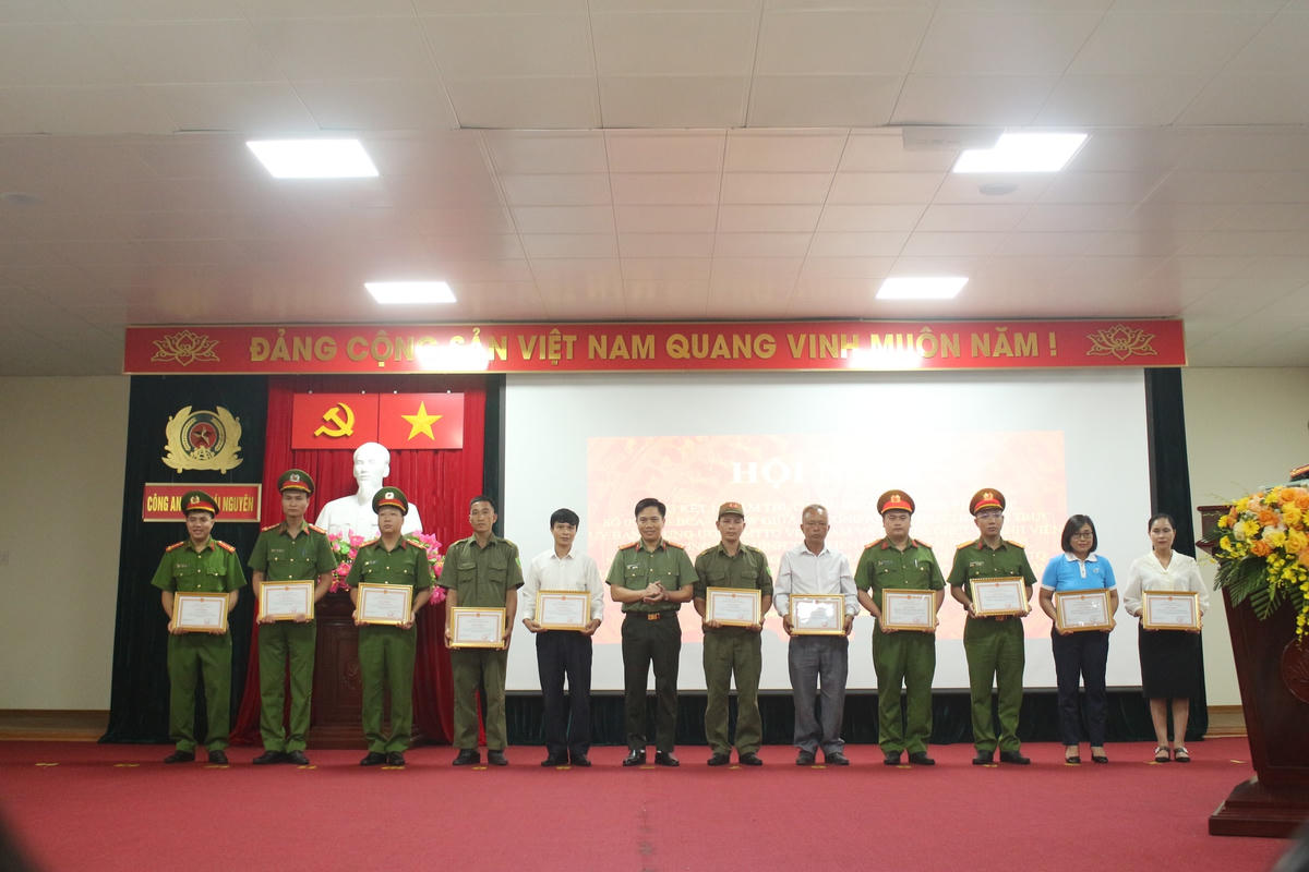 Trao Bằng khen cho các tập thể và cá nhân có thành tích xuất sắc trong thực hiện Chương trình phối hợp số 09.