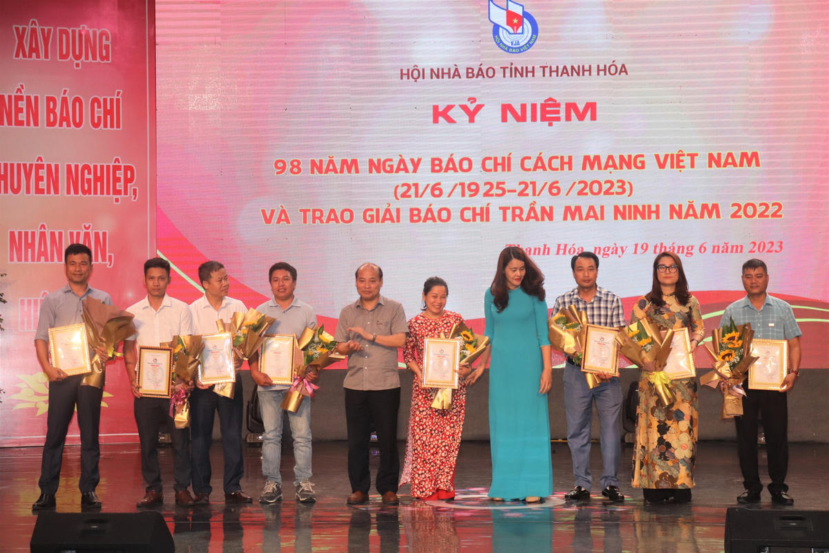 Phóng viên Báo Đại Đoàn Kết (ngoài cùng bên trái) vinh dự đạt giải Báo chí Trần Mai Ninh năm 2022.