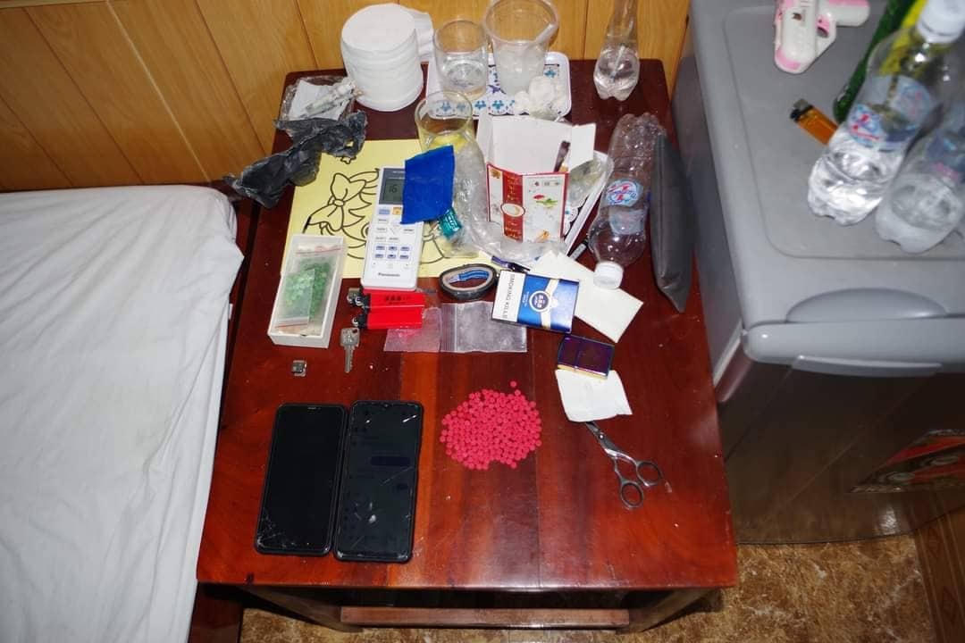 Số ma tuý được  cất giấu trong phòng và trong túi xách. 