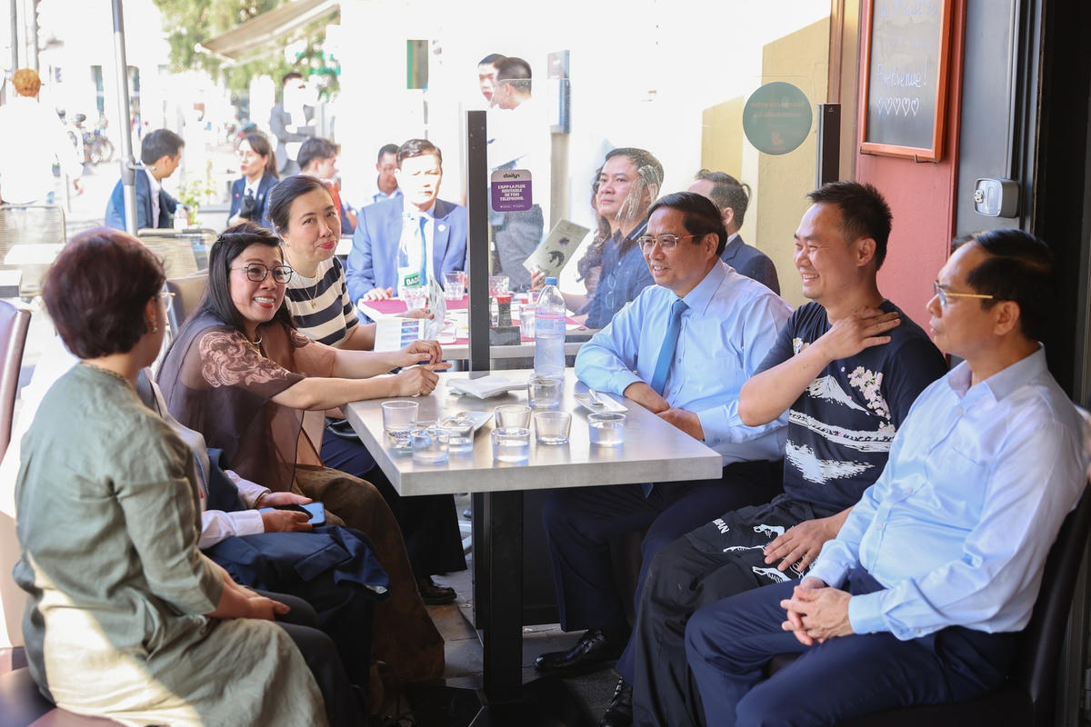 Thủ tướng Phạm Minh Chính thăm gia đình kiều bào tại Pháp- Ảnh 1.