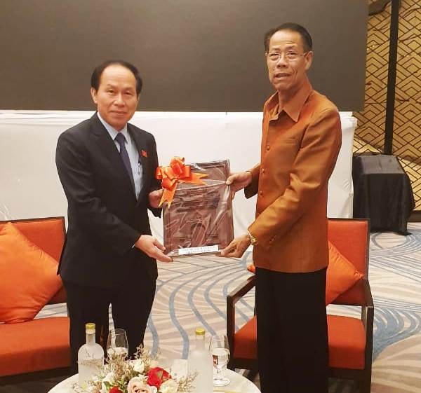 Phó Chủ tịch - Tổng Thư ký Lê Tiến Châu thân mật tiếp đại diện Lãnh đạo Tổng hội người Việt Nam tại Lào, Tổng hội người Việt Nam tại Thái Lan, Hội Doanh nhân người Việt Nam tại Lào.