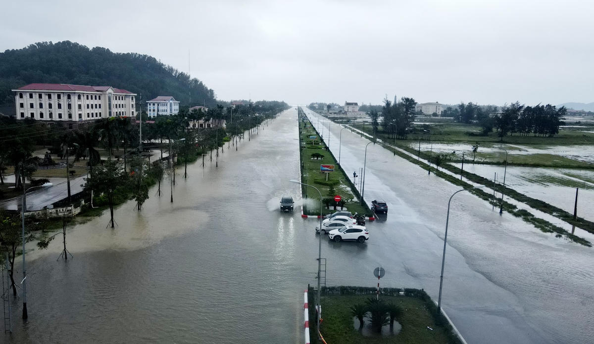 Chiều tối ngày 13/11, mực nước tại huyện Lộc Hà bắt đầu rút.