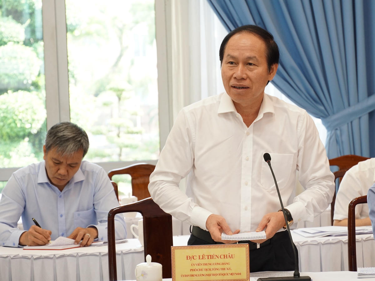 Ông Lê Tiến Châu, Phó Chủ tịch - Tổng Thư ký UBTƯ MTTQ Việt Nam phát biểu tại hội nghị. (Ảnh: Mạnh Thìn).