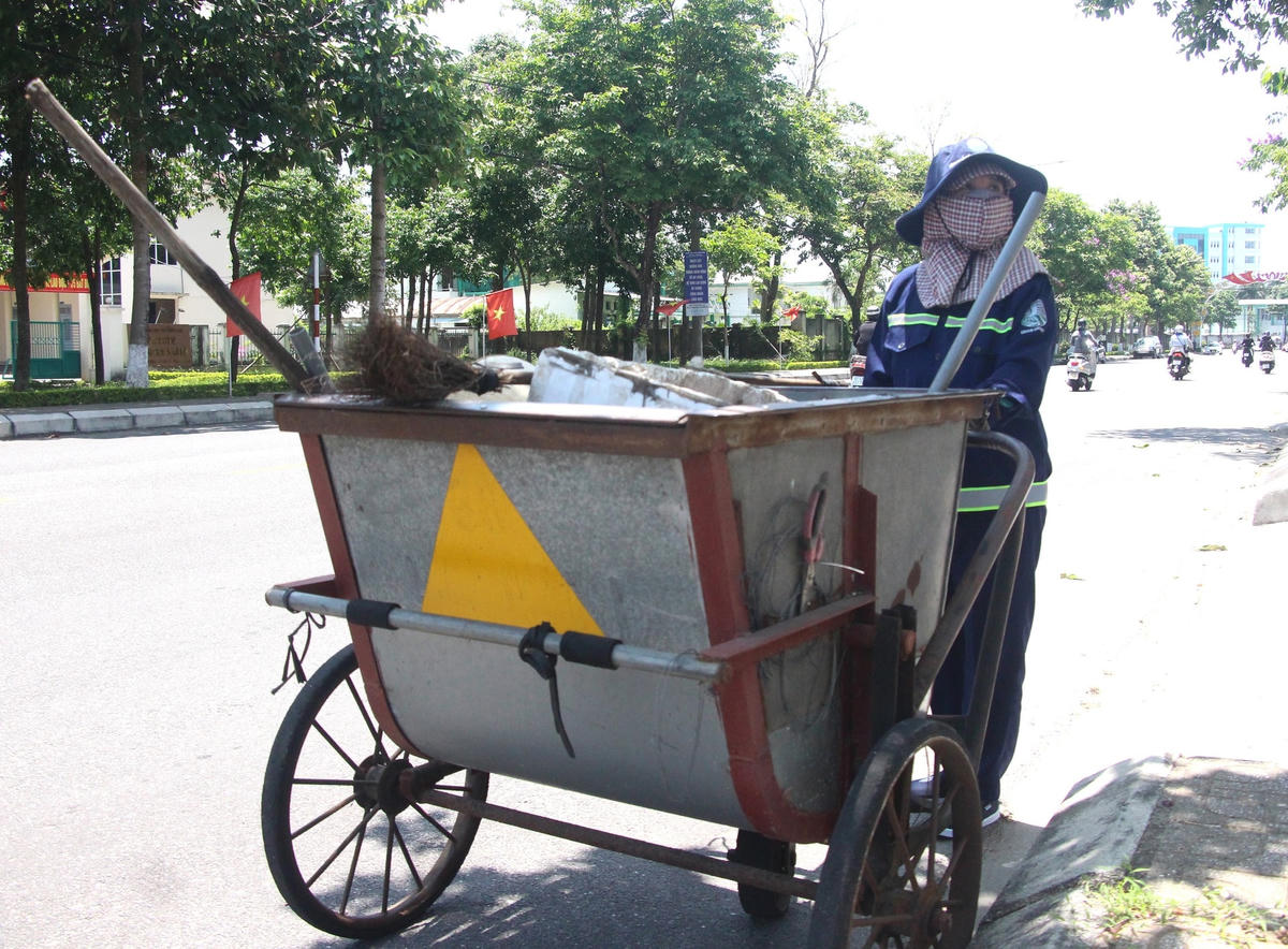 Những xe rác thải được đưa đến điểm tập kết.