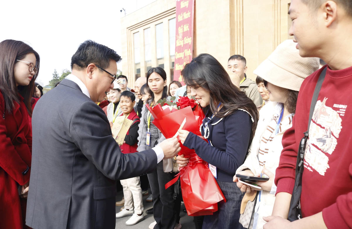 Bí thư Thành ủy Móng Cái lì xì đầu năm mới chúc may mắn tới du khách.