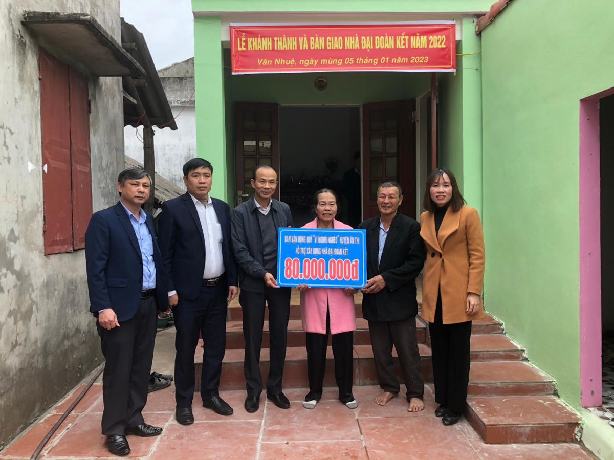 Huyện Ân Thi (tỉnh Hưng Yên) trao nhà đại đoàn kết cho hộ nghèo trên địa bàn huyện.  