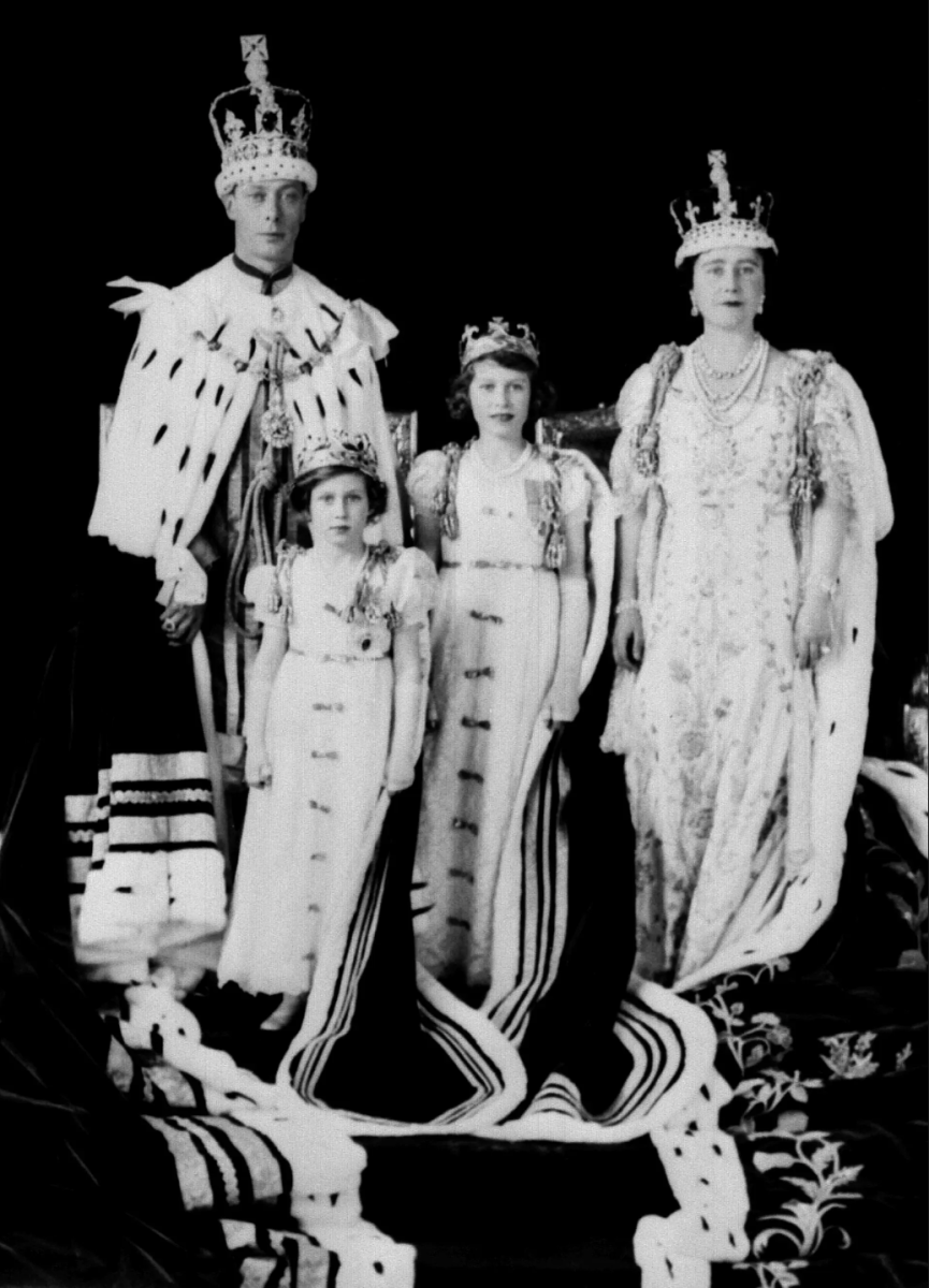 Năm 1937, Vua George VI lên ngôi sau khi anh trai, Vua Edward VIII thoái vị để kết hôn với vợ người Mỹ.