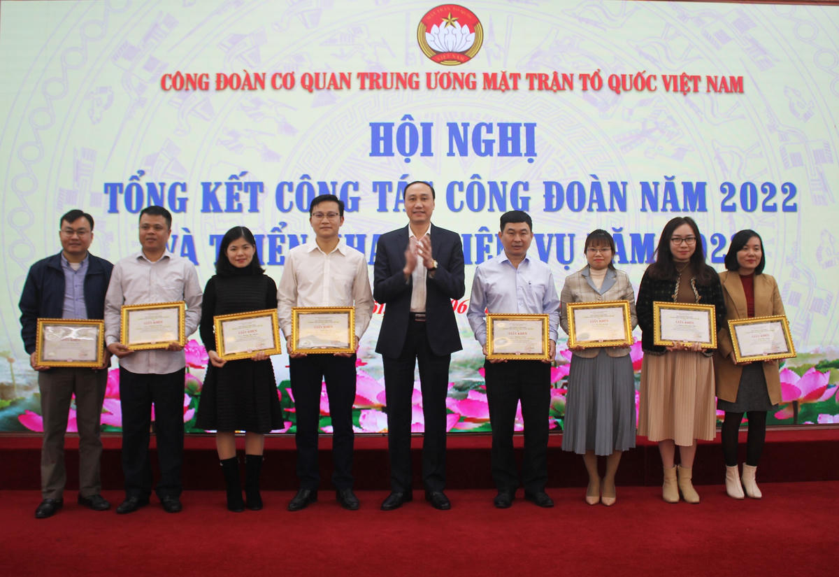 Phó Chủ tịch Phùng Khánh Tài trao Bằng khen cho các cá nhân có thành tích xuất sắc trong công tác công đoàn năm 2022.