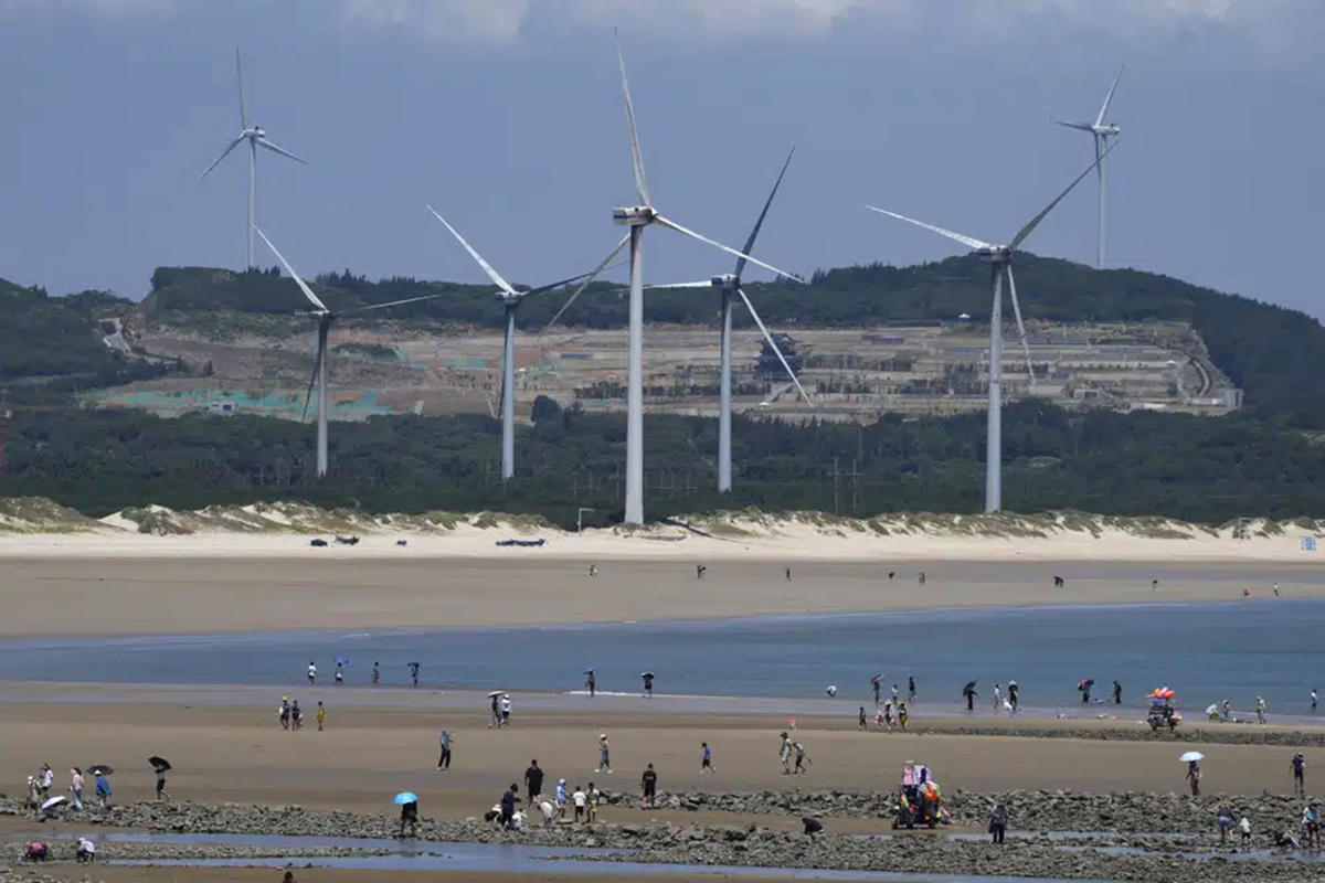 Điện gió được phát triển ở nhiều nơi trên thế giới. Ảnh: AP.