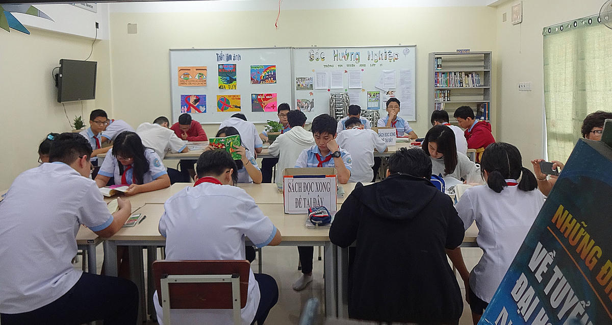 Học sinh đọc sách trong thư viện nhà trường. Ảnh: Ngọc Anh