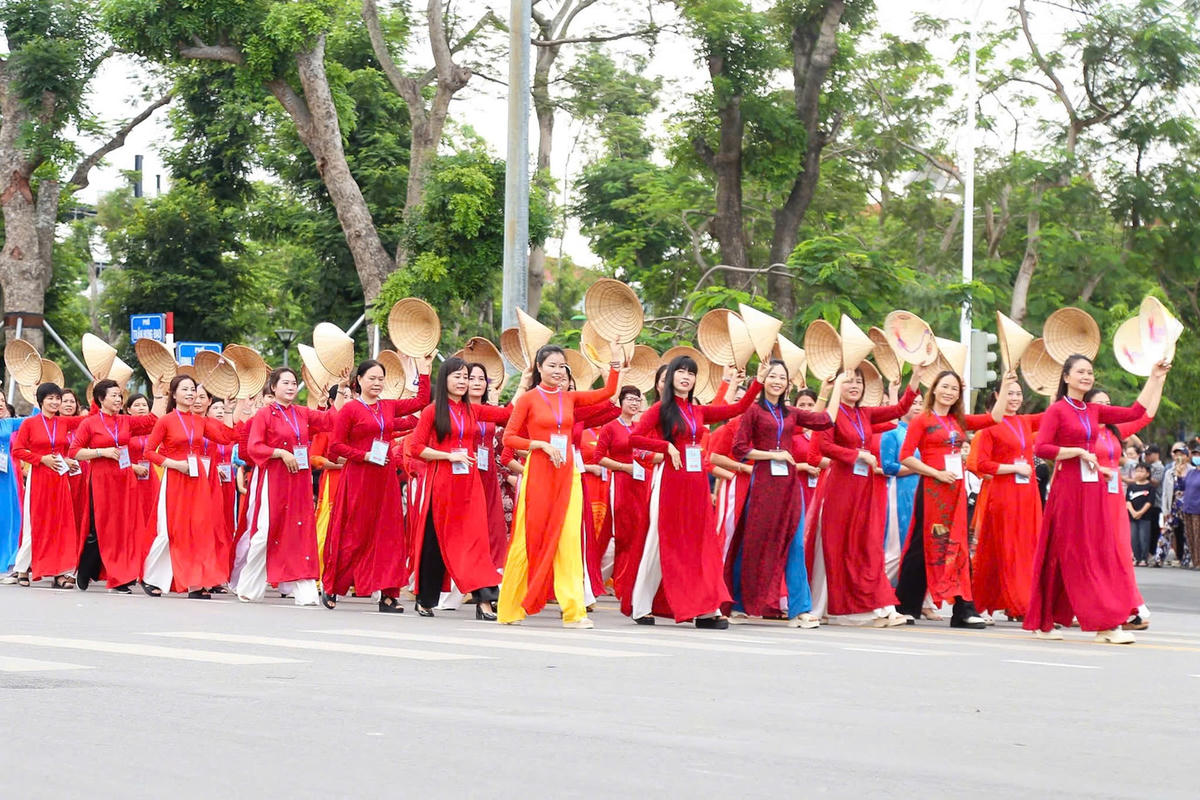 Tiếp bước truyền thống vẻ vang từ bao thế hệ đi trước, phụ nữ Hải Phòng trong thời kỳ hiện đại vẫn luôn nỗ lực, bền bỉ vươn lên khẳng định mình trong hầu hết những lĩnh vực: gia đình, kinh tế, văn hoá, chính trị…đóng góp xuất sắc vào việc xây dựng thành phố Cảng giàu đẹp, văn minh”. Ảnh: Phương Thanh.