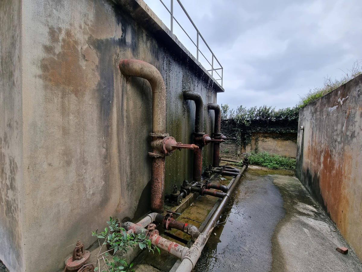 Nhà máy nước sạch xuống cấp, không đảm bảo chất lượng sau nhiều năm sử dụng.