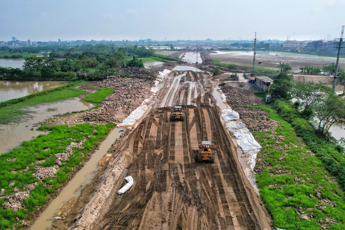 Theo ghi nhận của PV Báo Đại Đoàn Kết tại gói thầu số 11 nằm trên địa bàn huyện Thường Tín đang tiến hành triển khai 9 mũi thi công. Trong đó, 7 mũi thi công đường và 2 mũi thi công cầu.