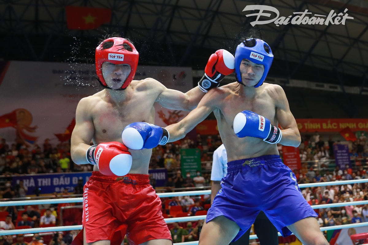Những cú đấm trực diện ăn miếng, trả miếng của hai vận động viên.