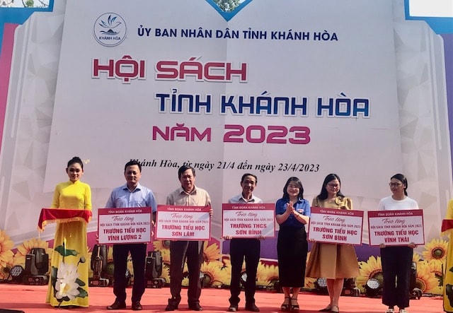 Các đơn vị tặng sách cho các trường trên địa bàn tỉnh.