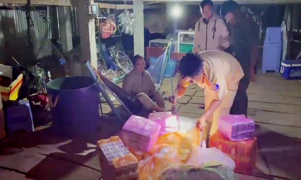 Lực lượng kiểm đếm số hàng hoá tạm giữ tại điểm tập kết.