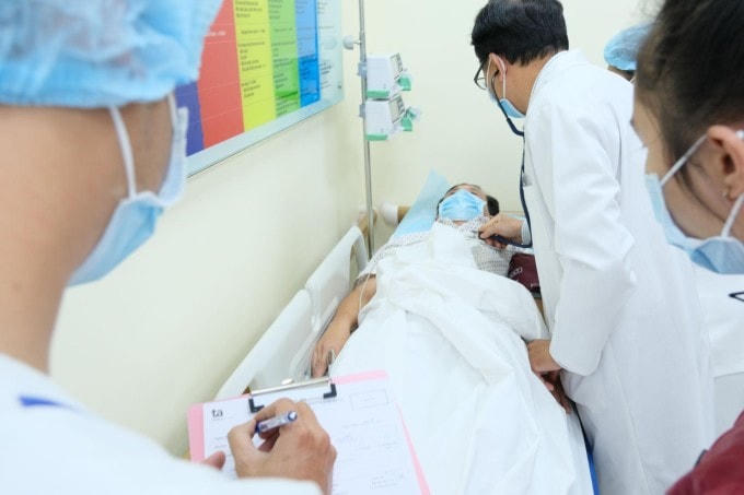 Nam bệnh nhân đột quỵ do nhậu khuya và tắm sớm. Ảnh: TL.
