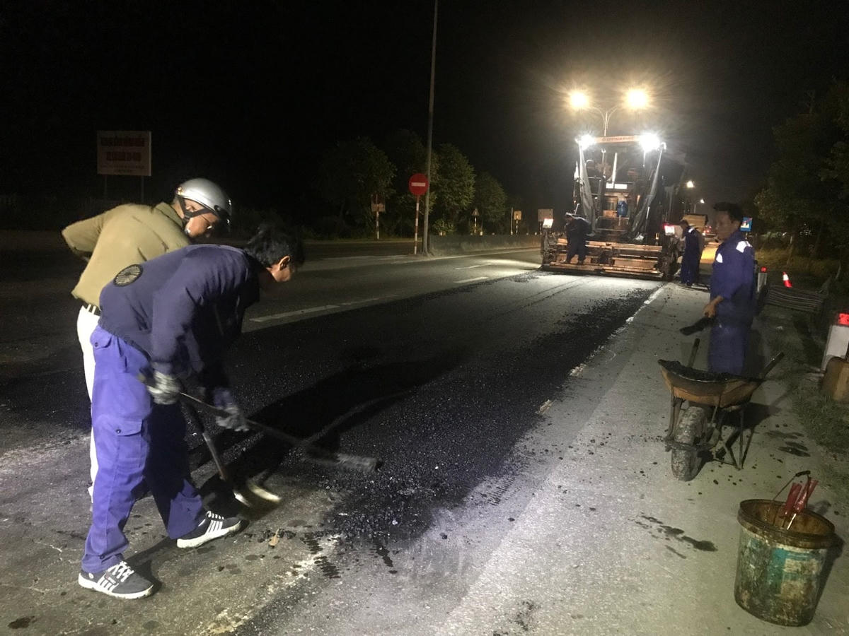 Theo đại diện đơn vị thực hiện, việc sửa chữa sẽ thực hiện cuốn chiếu, ưu tiên những vị trí hư hỏng nặng, diện tích lớn để đảm bảo an toàn cho người và phương tiện trong mùa mưa bão năm nay.