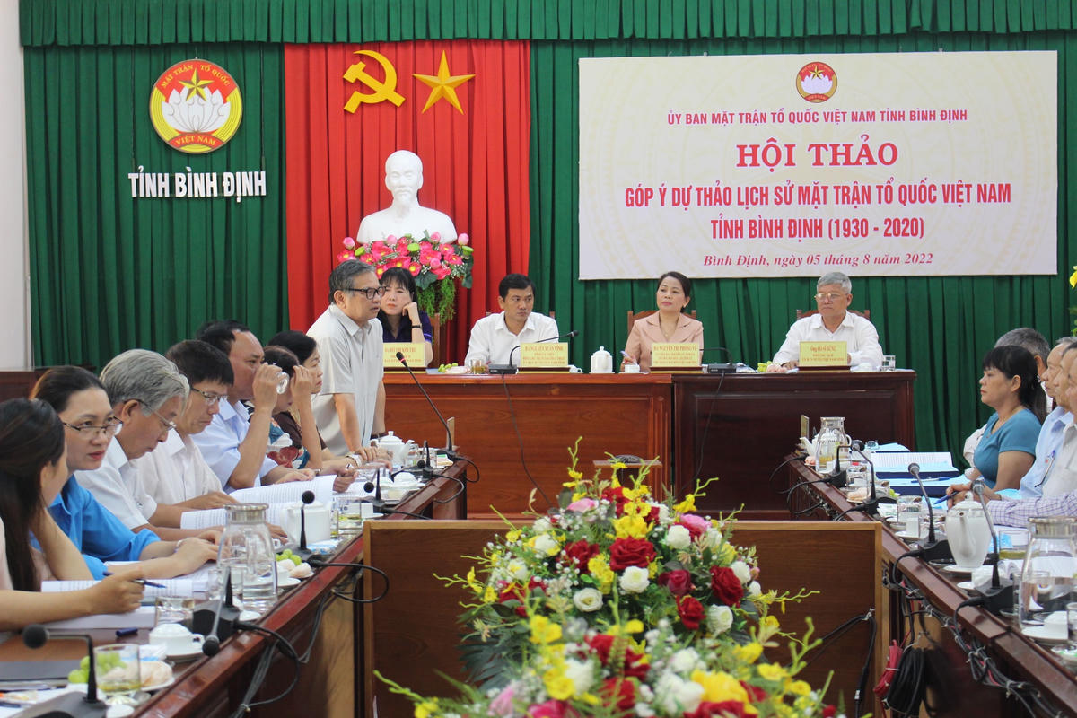 Các đại biểu tham gia góp ý vào Dự thảo lịch sử Mặt trận.