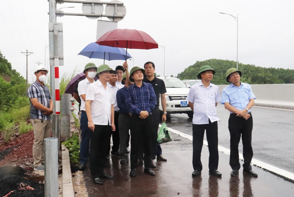 Chủ tịch UBND tỉnh Quảng Ninh Nguyễn Tường Văn kiểm tra tiến độ tuyến cao tốc Vân Đồn - Móng Cái. Ảnh: QMG. 