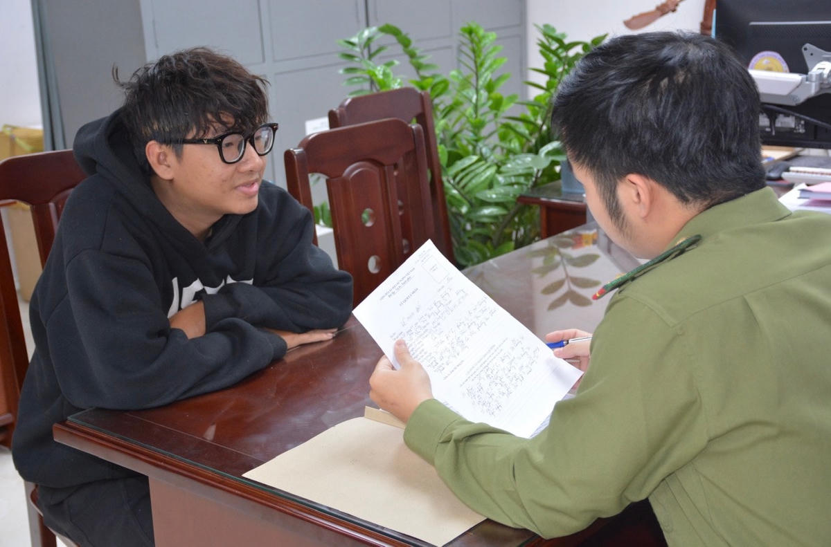 Lực lượng Công an đang lấy lời khai của các đối tượng.