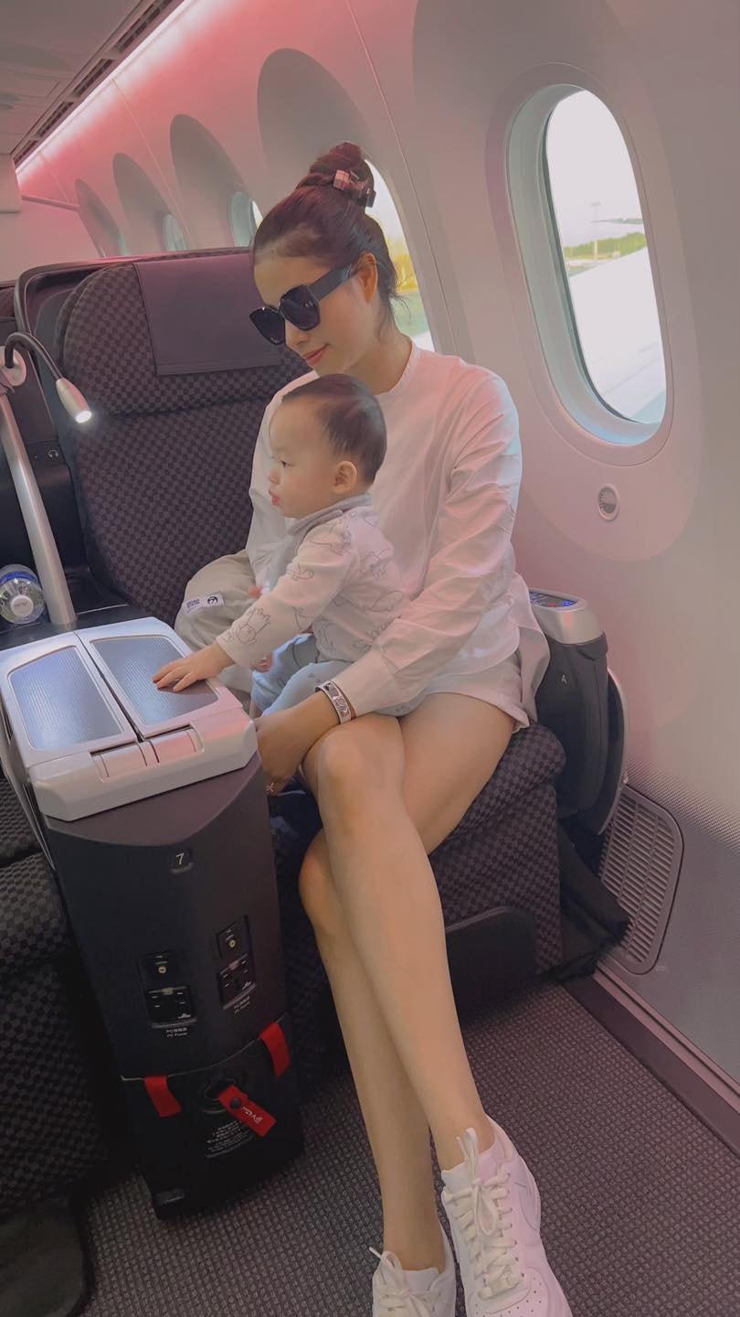 Sau 4 năm sinh sống tại Mỹ, nàng Hậu vừa đáp chuyến bay đưa 2 con về nước.  