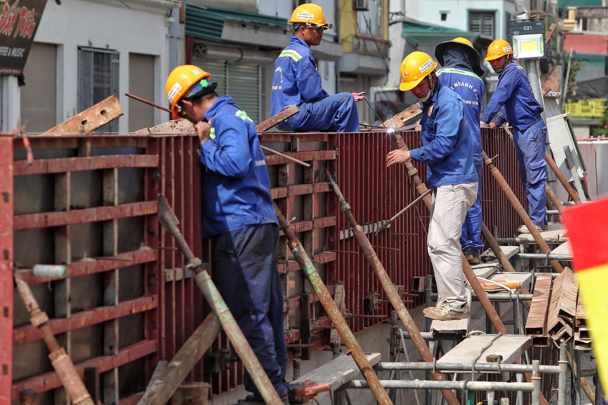Các công nhân hối hả thi công các hạng mục của dự án.
