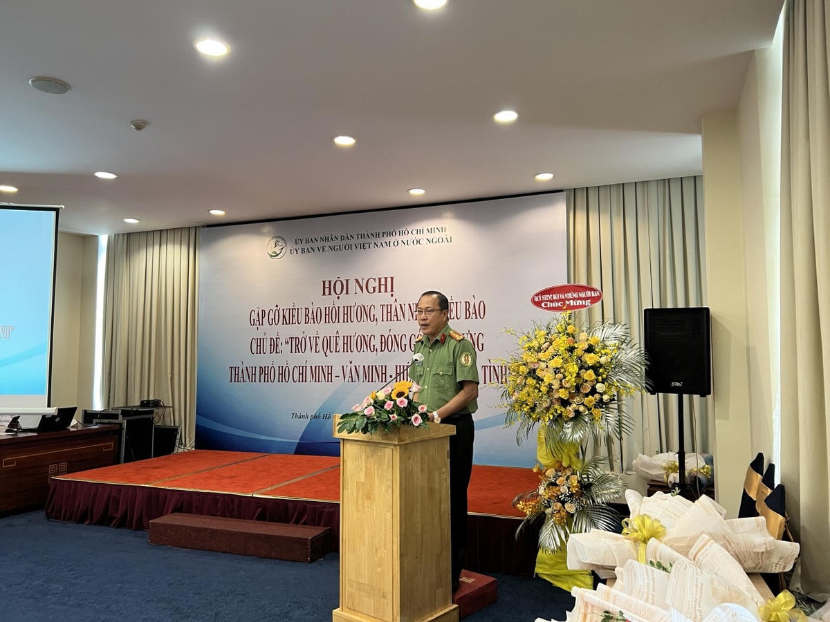 Thượng tá Võ Chiến Thắng, Phó Trưởng phòng Quản lý xuất nhập cảnh, Công an TP HCM thông tin đến cho kiều bào về một số quy định pháp luật thực hiện thủ tục hồi hương.