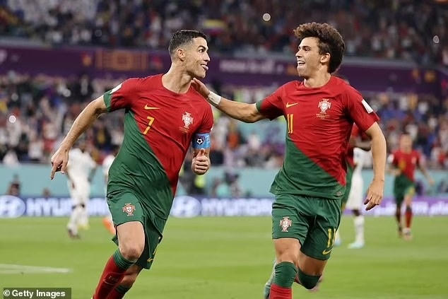 Ronaldo ăn mừng bàn thắng cùng đồng đội Joao Felix (Ảnh: Getty).