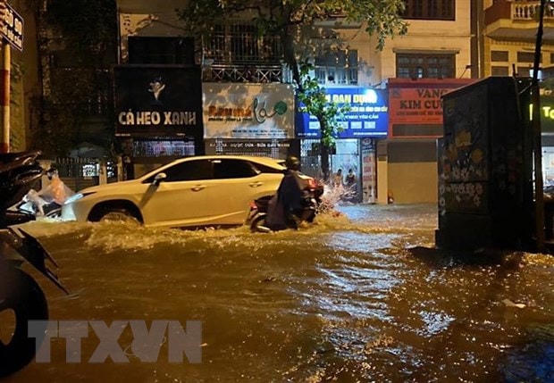 Mưa to bất ngờ, nhiều tuyến phố Hà Nội ngập úng