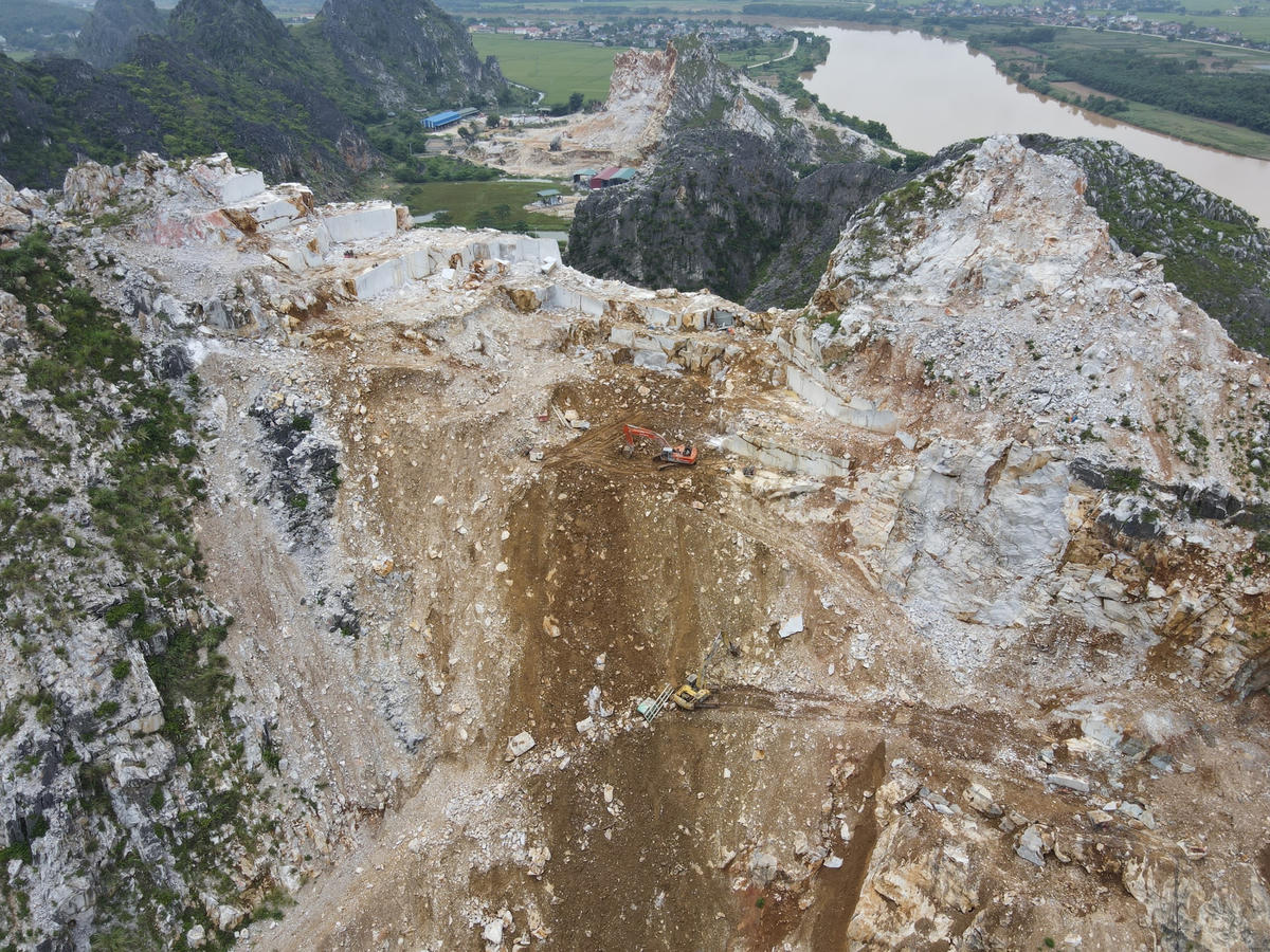 Khu vực mỏ khai thac đá của Công ty Hương Xuân.