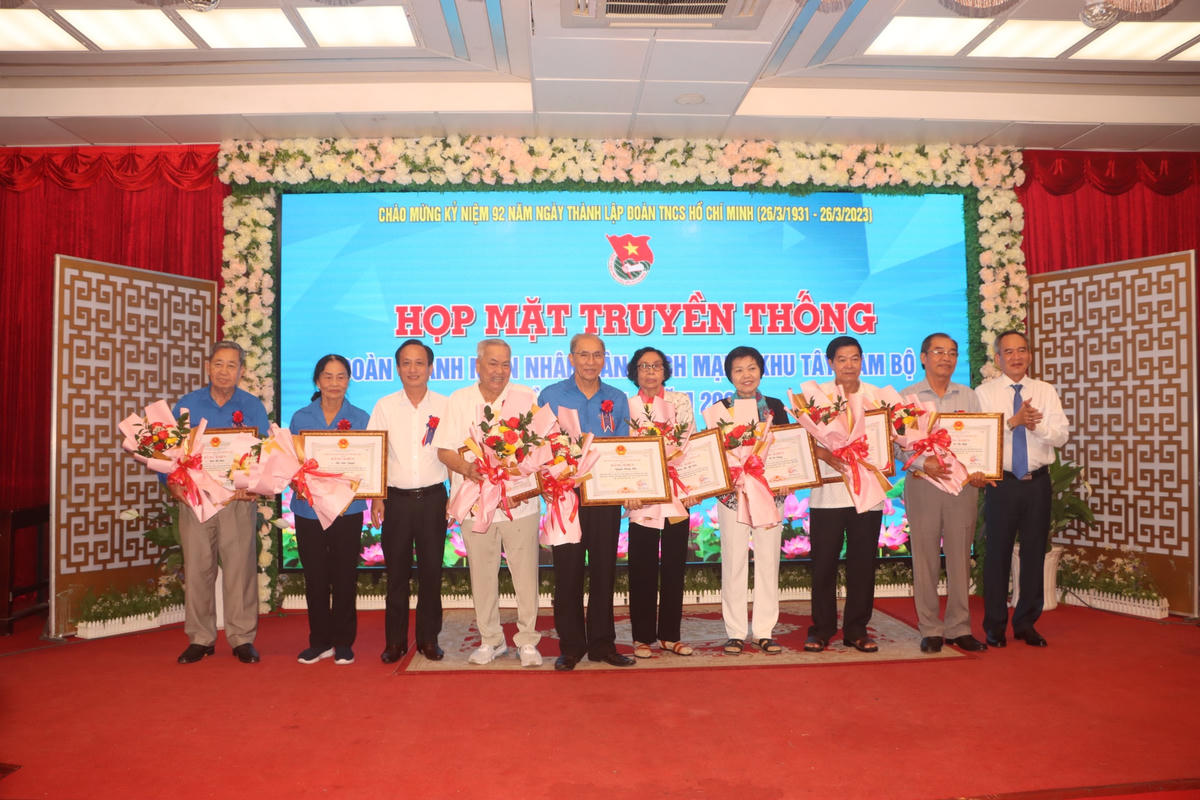 UBND tỉnh Bạc Liêu tặng Bằng khen và quà đến các cá nhân của Ban Liên lạc Khu Đoàn Tây Nam bộ.