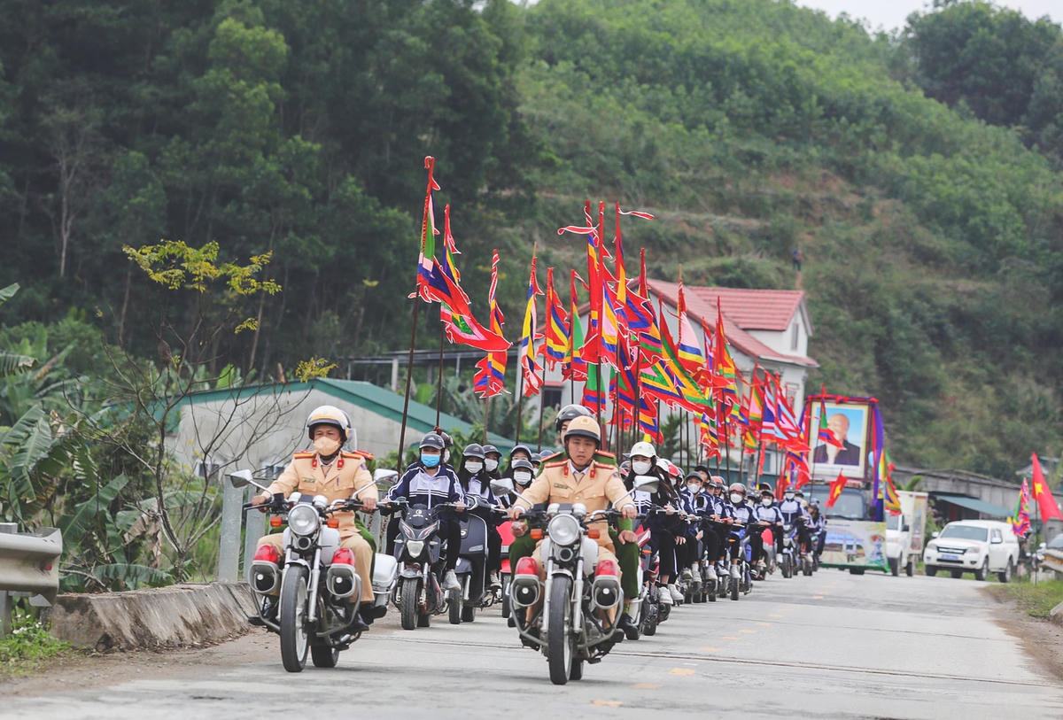 Lễ hội Hải Thượng Lãn Ông diễn ra từ ngày 1/2 đến 3/2, huyện Hương Sơn (Hà Tĩnh) cùng con cháu dòng tộc họ Lê và bà con nhân dân đã tổ chức nhiều hoạt động văn hóa, thể thao hướng tới kỷ niệm 232 năm ngày mất và long trọng tổ chức lễ dâng hương tại khu mộ và lễ rước, cúng tế tại Nhà thờ Lê Hữu Trác (tại thôn Bảo Thượng, xã Quang Diệm).