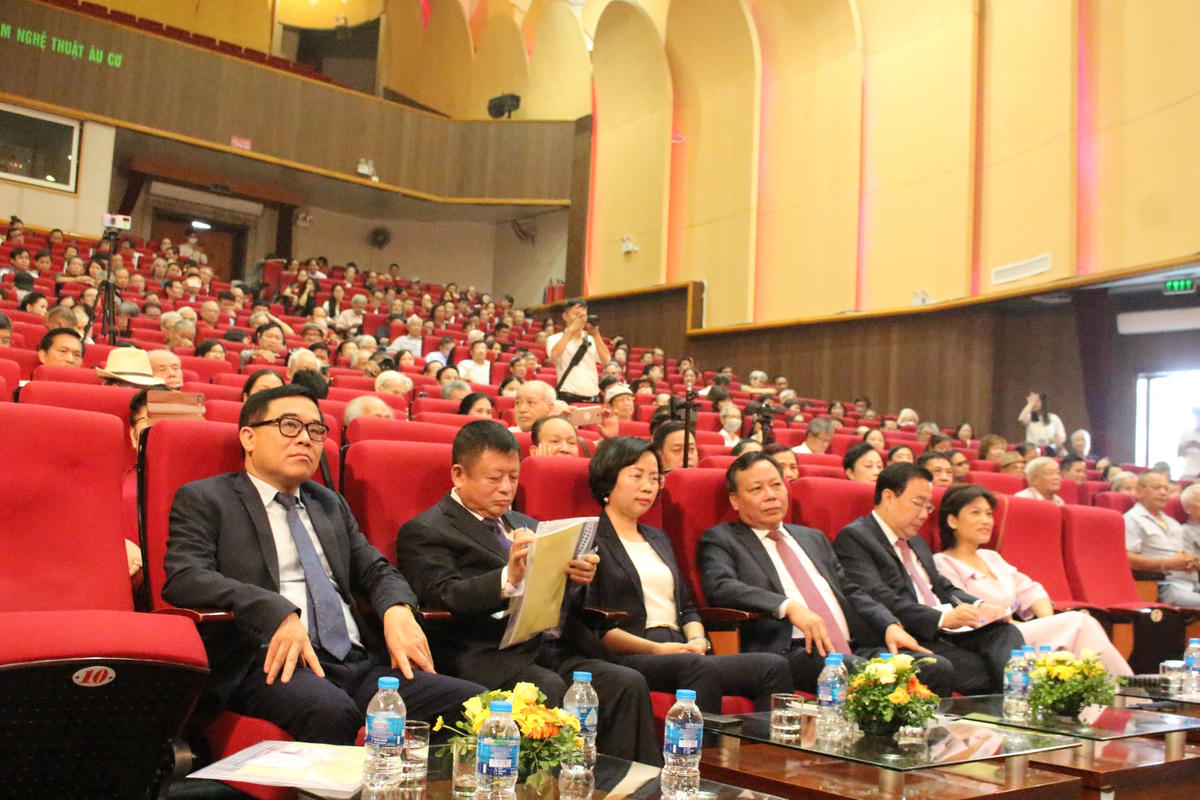 Lãnh đạo thành phố Hà Nội và Liên hiệp các Hội VHNT Việt Nam tham dự Đại hội.